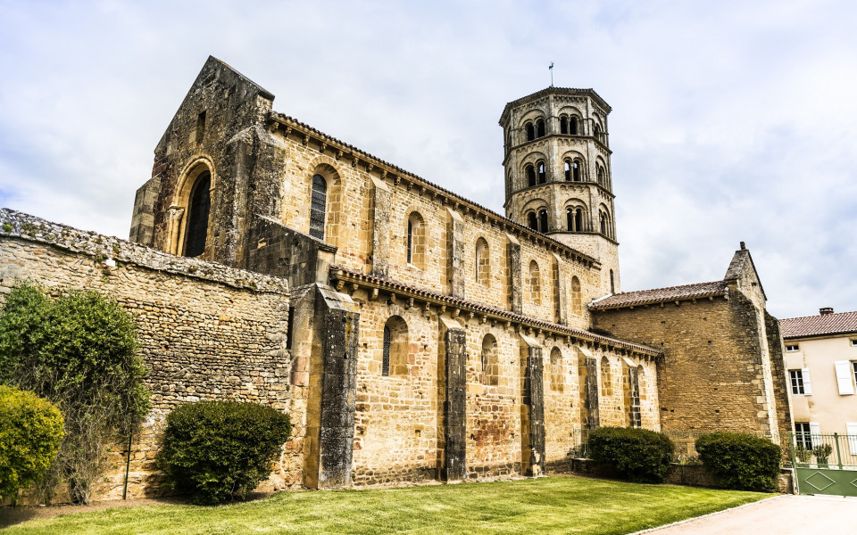 ANZY LE DUC - Église Notre Dame de l'Assomption - Vue du Prieuré - Crédits photo : Loic Nicoloso