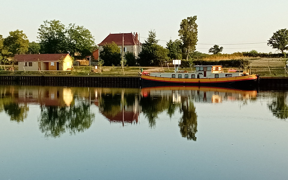 Soleil couchant sur la halte nautique d'Artaix - Crédits photo : Estelle Jarrier
