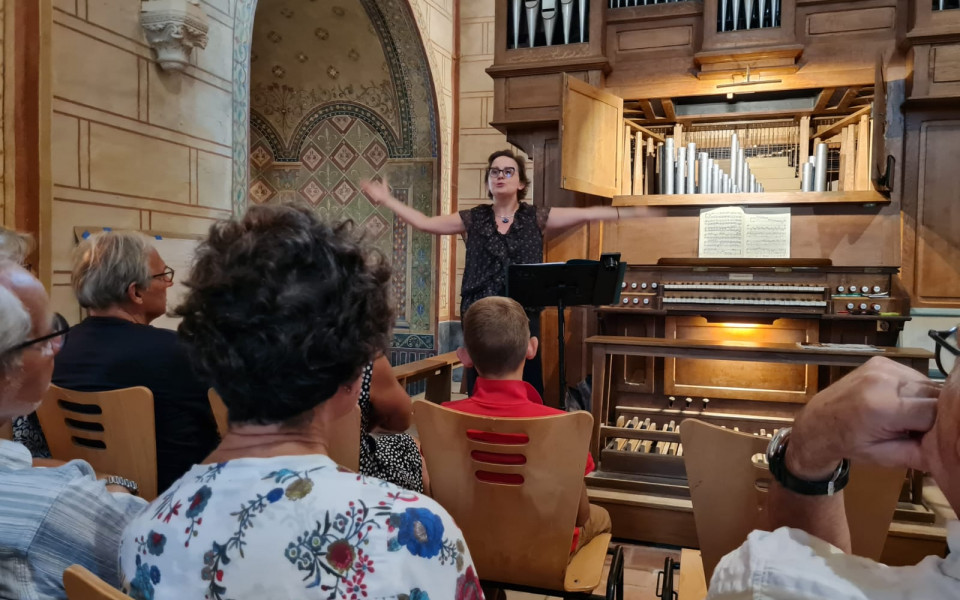 Visite orgue 2 - Crédits photo : Amis de l'église d'Anzy / M. Dupont