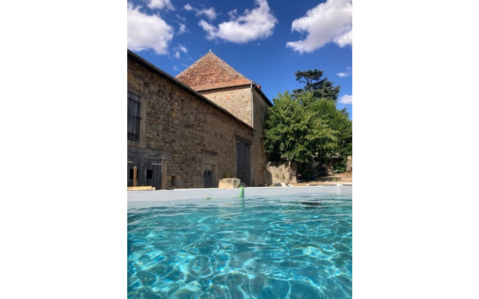 maison vue piscine - Crédits photo : A.L. Burignat