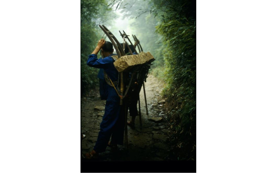 Porteurs de pierres au repos - Crédits photo : E. Favrelière